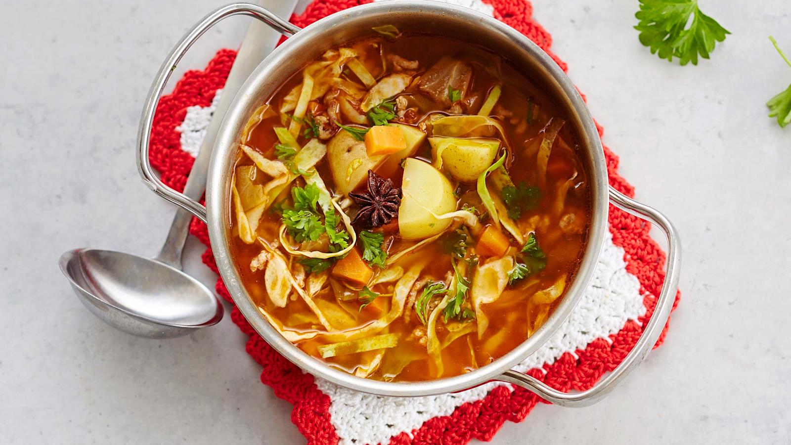 Kaalikeitto varhaiskaalista ja jauhelihasta