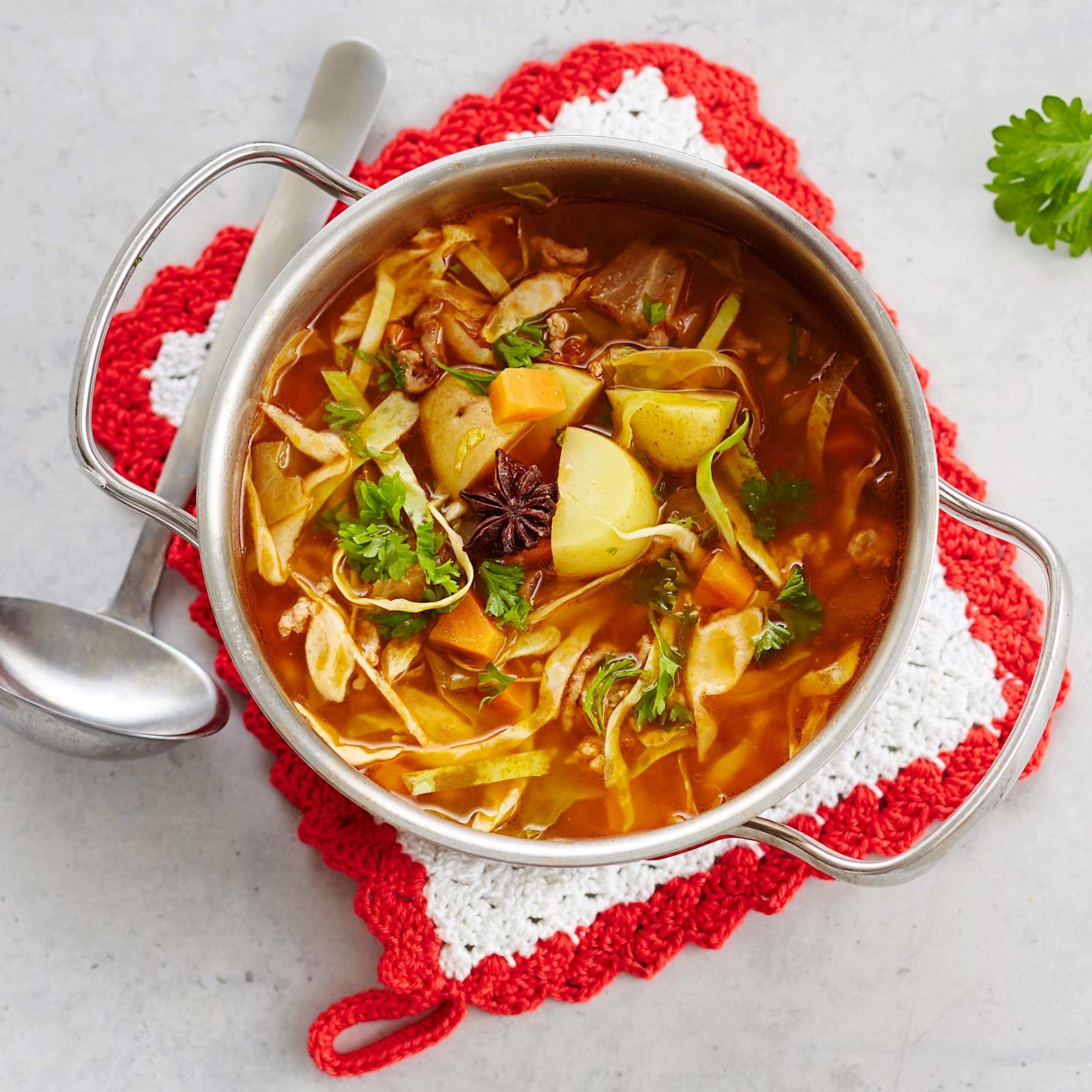 Kaalikeitto varhaiskaalista ja jauhelihasta