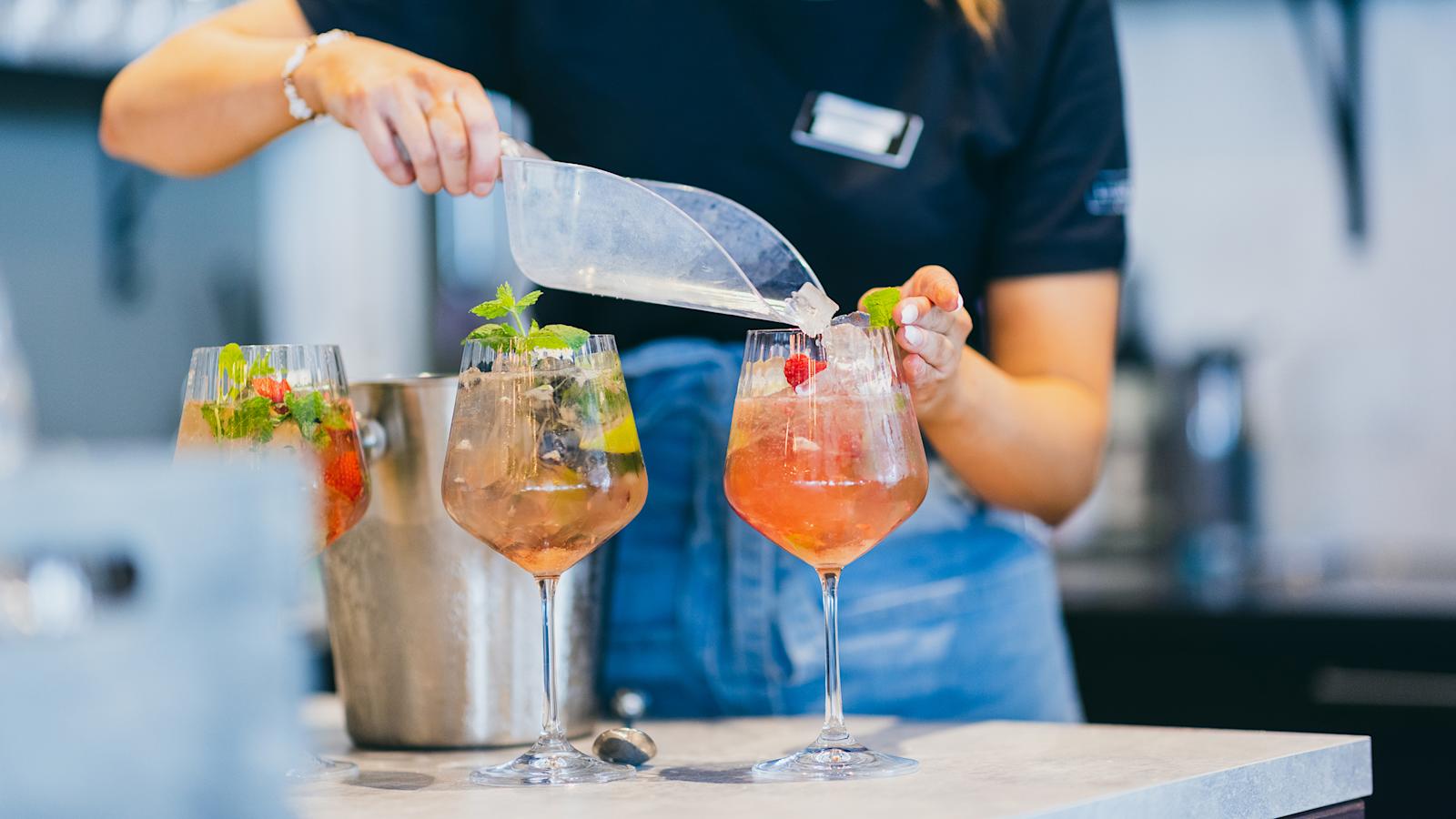 Lammenrannan terassilla syntyvät talon oman drinkit.