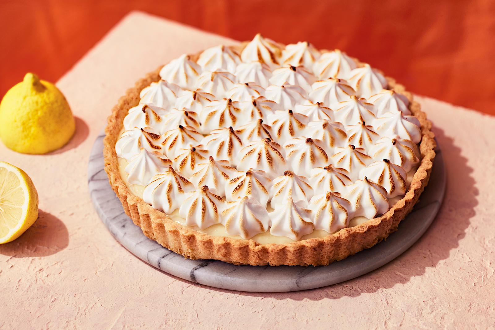 Vegaaninen sitruunamarenkipiirakka, jonka vieressä puolitettu sitruuna