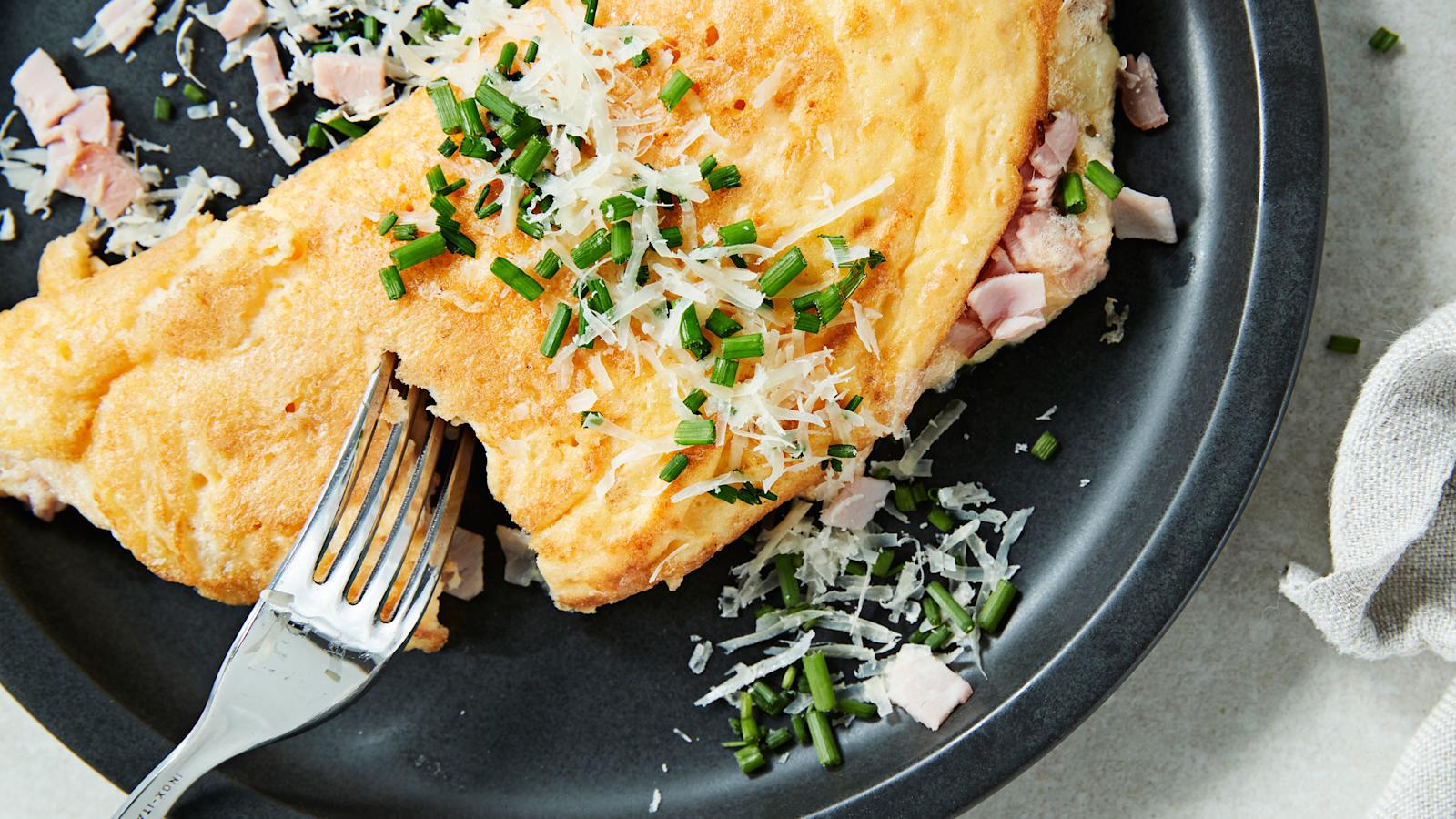 Kuohkea kinkkuomeletti