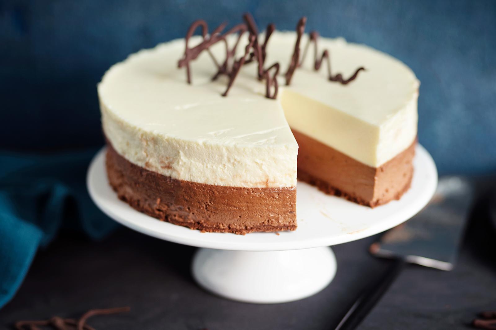 Kolmen suklaan kerrosjuustokakku