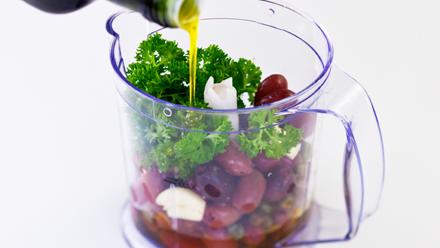 Valuta oliivit ja siirrä ne tehosekoittimeen. Lisää muut ainekset. Pyöräytä tasaiseksi tai hieman karkeammaksi tahnaksi. Tarkista maku.