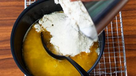 Lisää suola ja sokeri sekä kaikki jauhot kerralla seokseen. Sekoita, kunnes vesi-rasvaseos on imeytynyt jauhoihin.