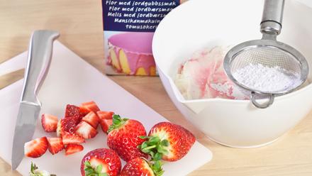 Notkista täytteen tuorejuusto ja mausta tomusokerilla. Perkaa ja pilko mansikat ja sekoita ne tuorejuustoseokseen.