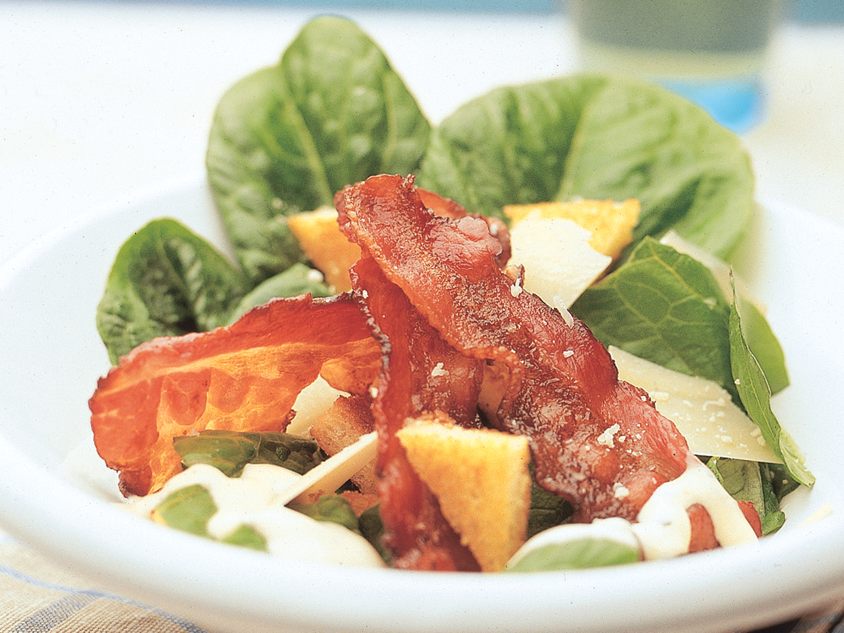 Pekonicaesarsalaatti