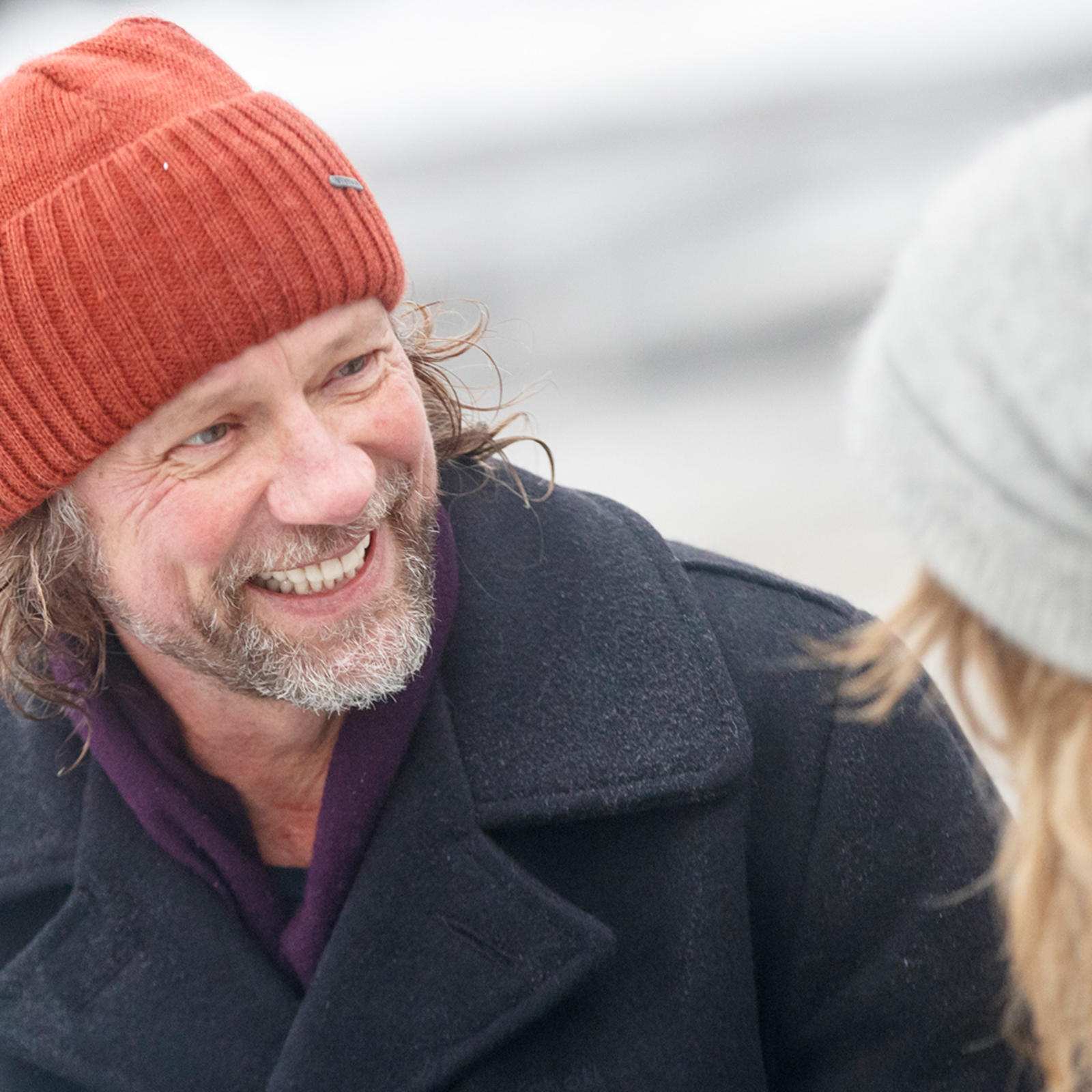 Antti Reini keskustelee toimittajan kanssa