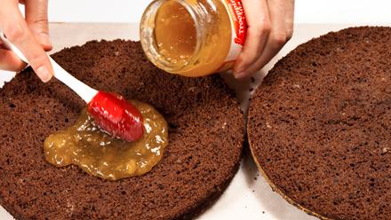 Leikkaa kakkupohja kahteen osaan. Levitä väliin hillo. Peitä kakku ja anna maustua jääkaapissa seuraavaan päivään.