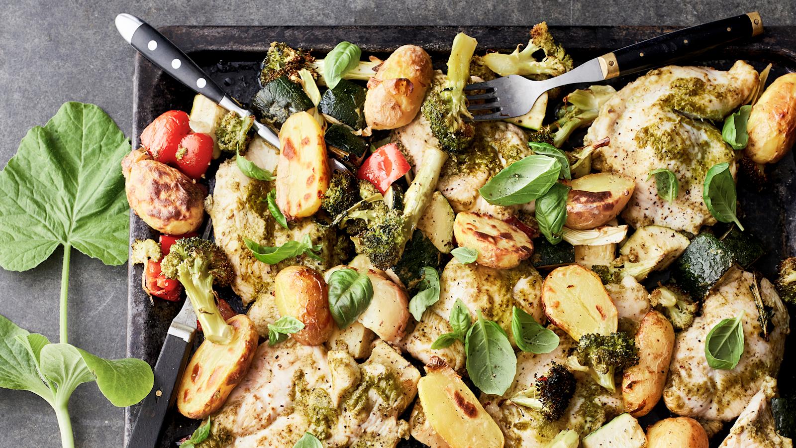 Uunissa kypsyy kerralla kokonainen ateria. Kokeile vaikka sadonkorjaajan broileripeltiä.