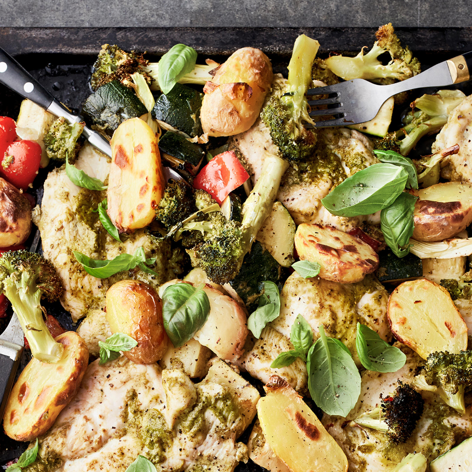 Uunissa kypsyy kerralla kokonainen ateria. Kokeile vaikka sadonkorjaajan broileripeltiä.