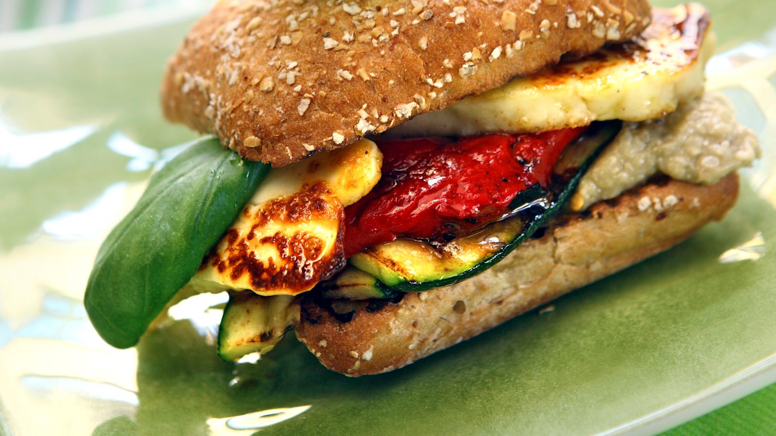 Täytä burgeri raikkailla kasviksilla ja valitse moniviljasämpylä