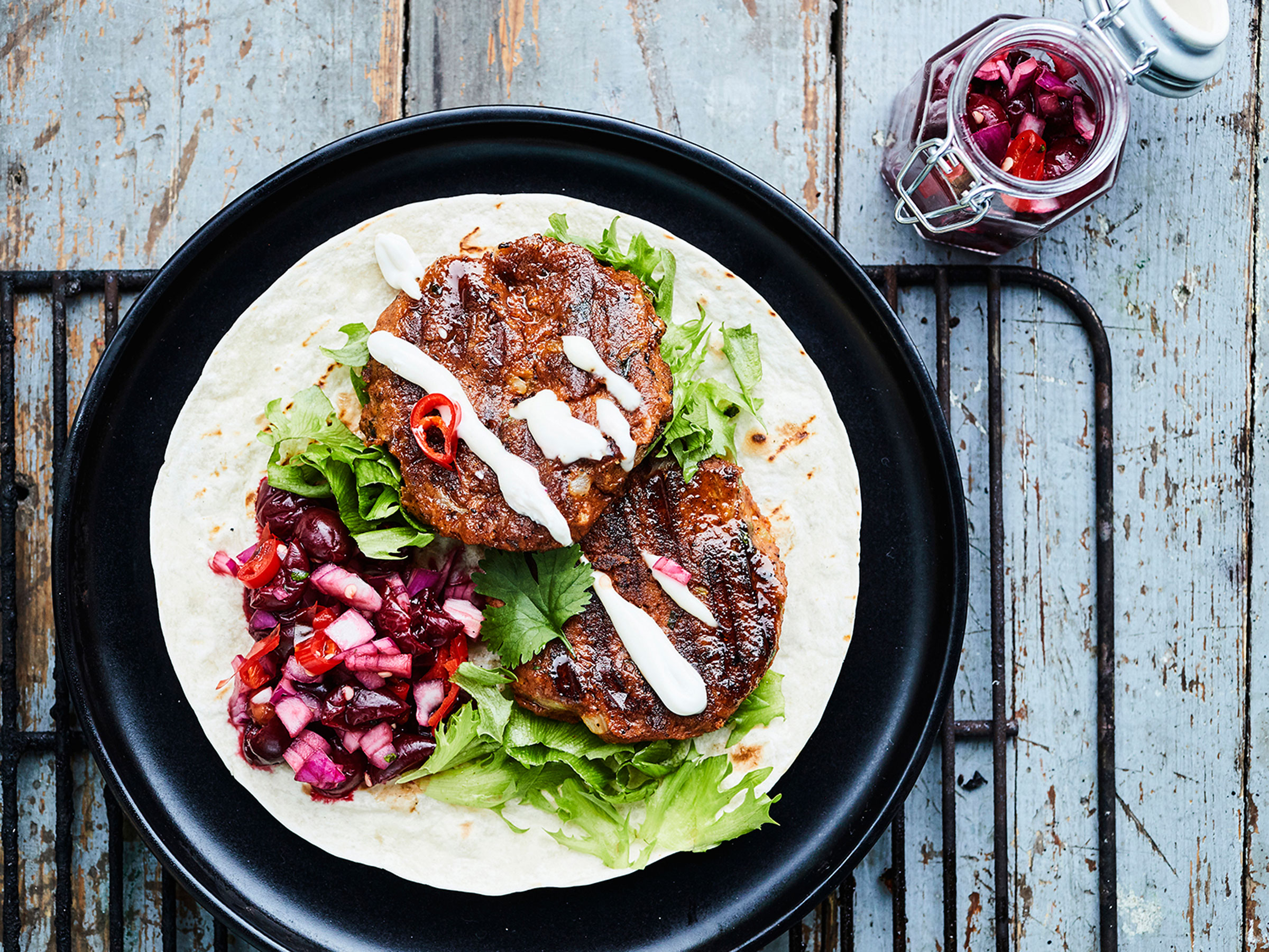 Härkis-kikhernepihvit ja kirsikkasalsa