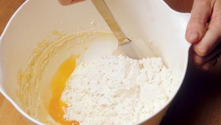 Lisää keskenään sekoitetut kuivat aineet. Sekoita tasaiseksi.