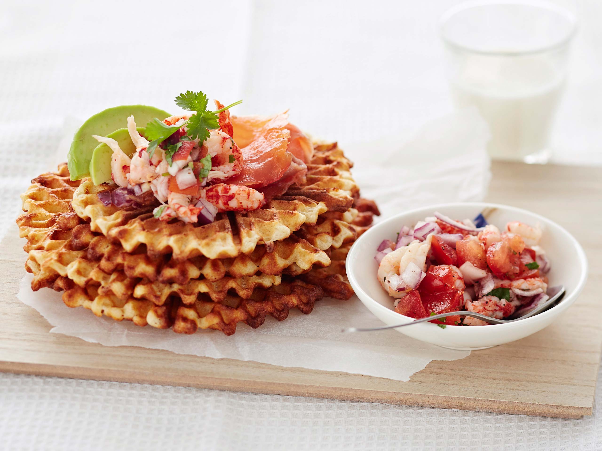 Parmesaanivohvelit ja lohi-katkarapusalaatti