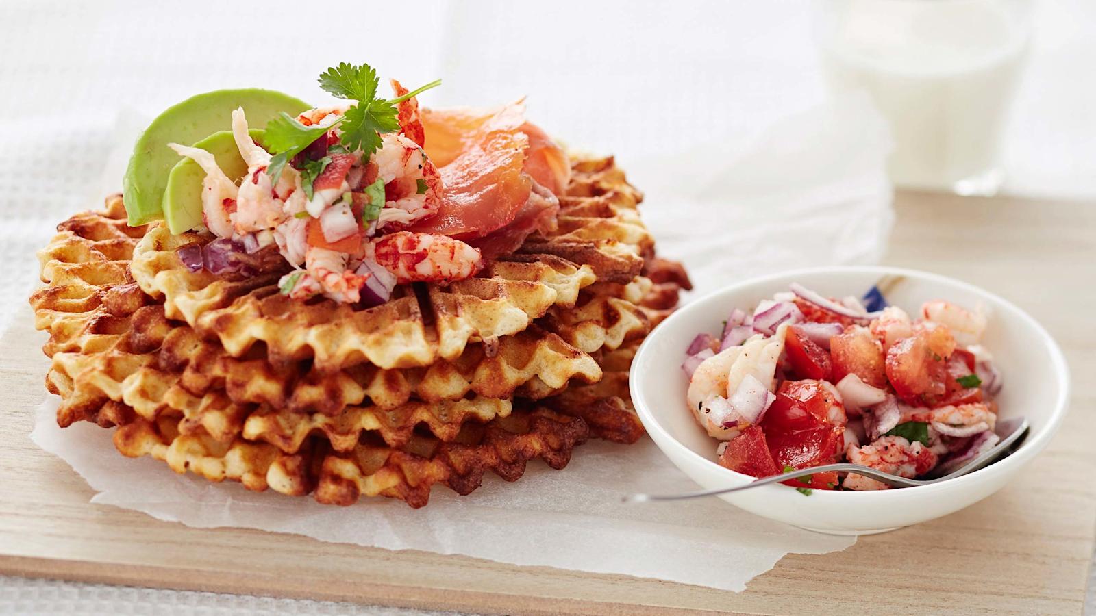 Parmesaanivohvelit ja lohi-katkarapusalaatti