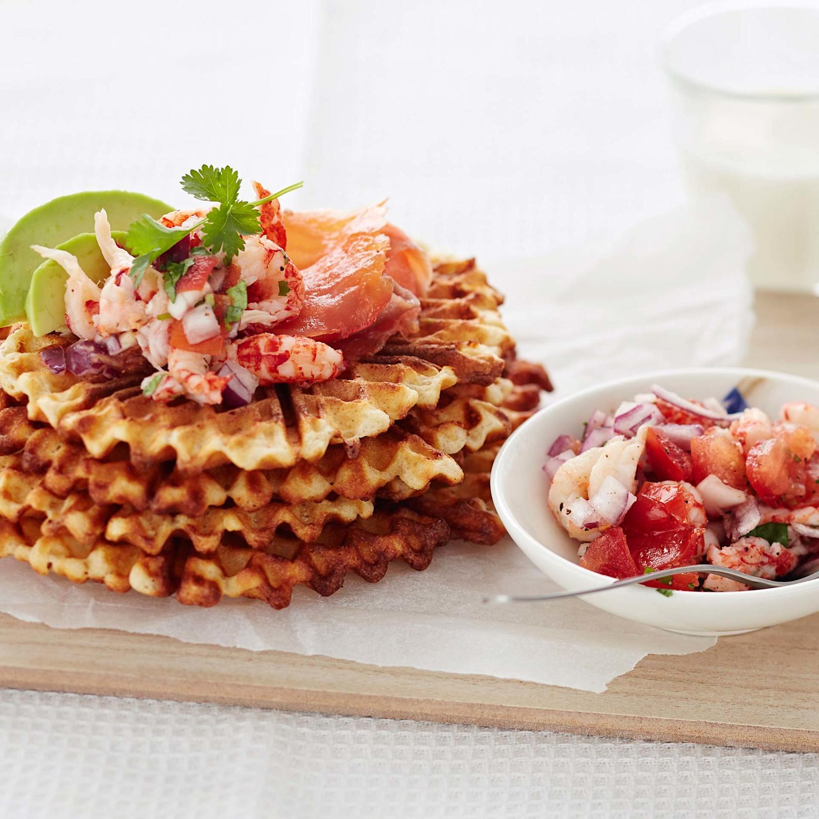 Parmesaanivohvelit ja lohi-katkarapusalaatti