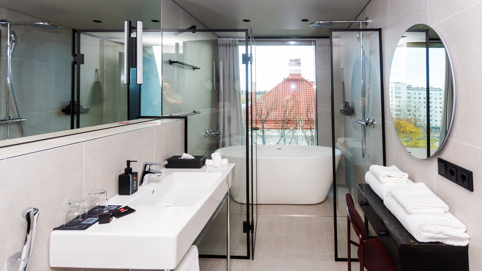 Radisson RED Helsingin sviitissä on kylpyamme. Ikkunan takana on näkymä Helsinkiin