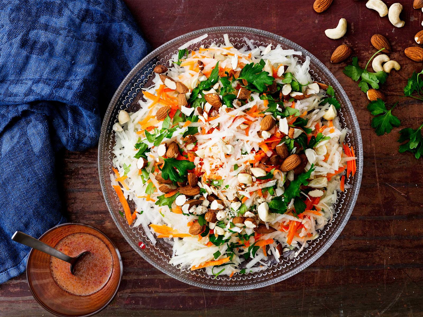 Kyssäkaali-porkkanaraaste ja hapanimeläkastike