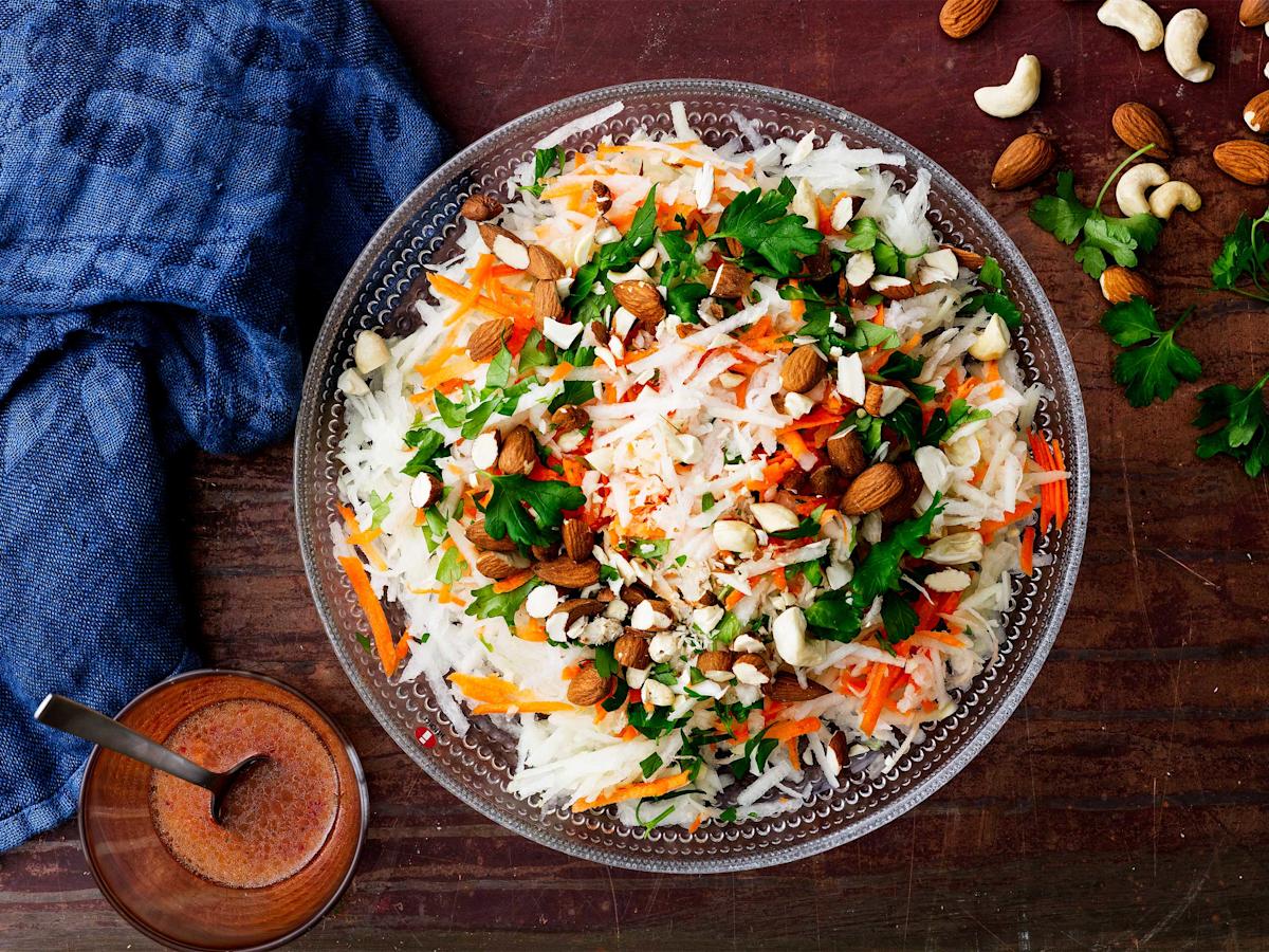 Kyssäkaali-porkkanaraaste ja hapanimeläkastike