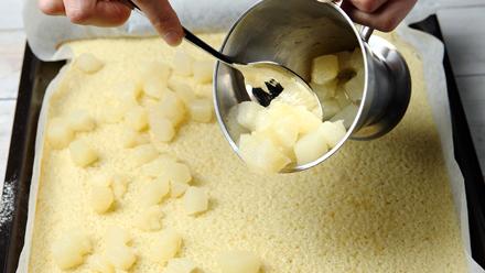 Nosta piirakka uunista ja levitä päärynäkuutiot pohjan päälle.