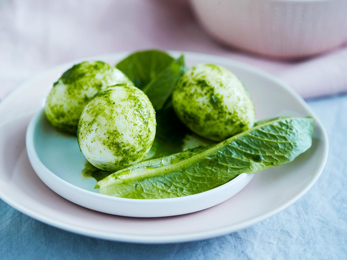 Yrttimarinoidut kananmunat