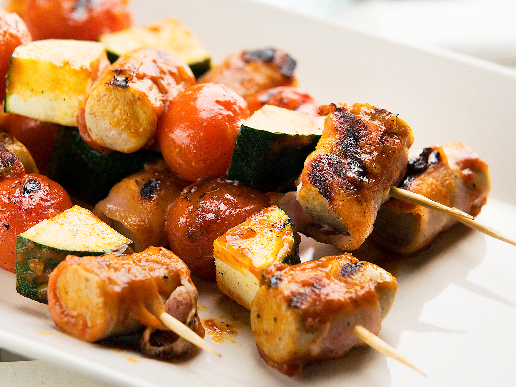 Maistuvat makkara-kasvisvartaat