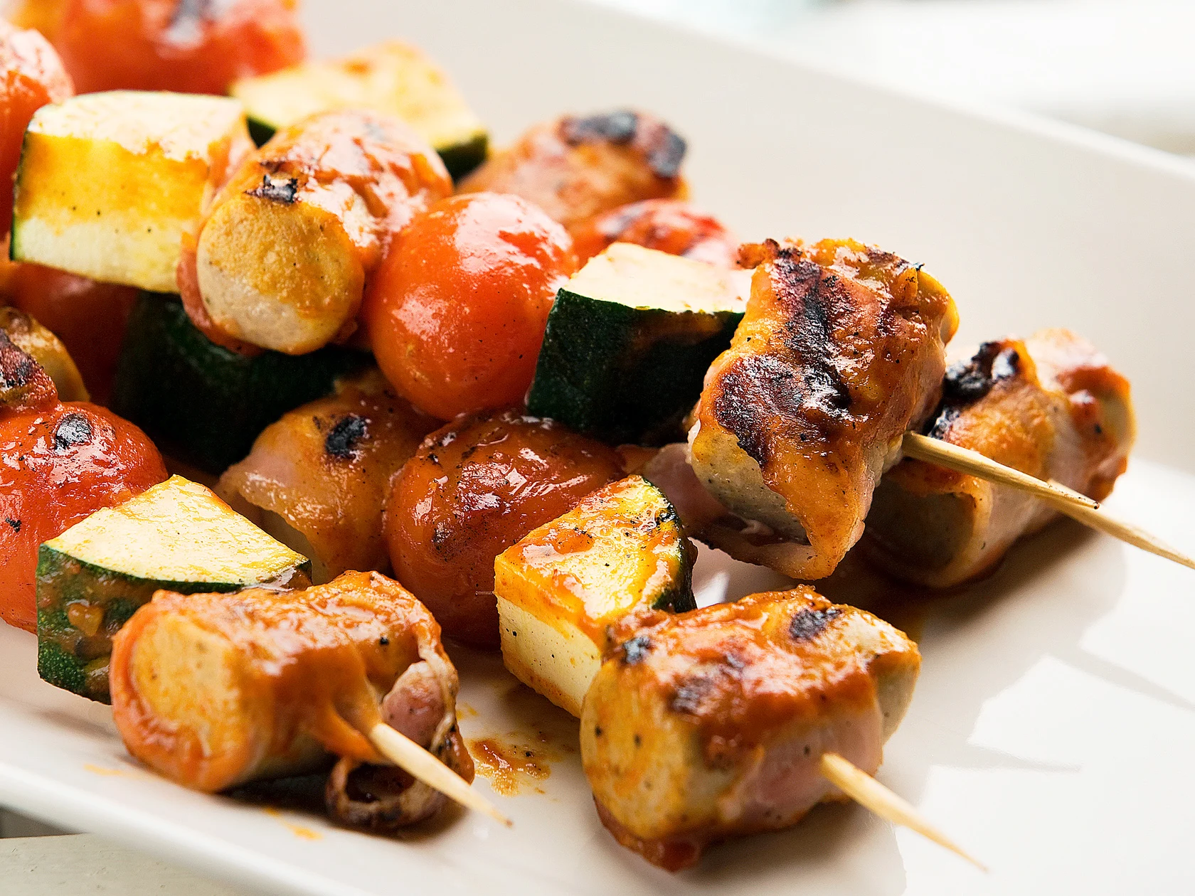 Maistuvat makkara-kasvisvartaat