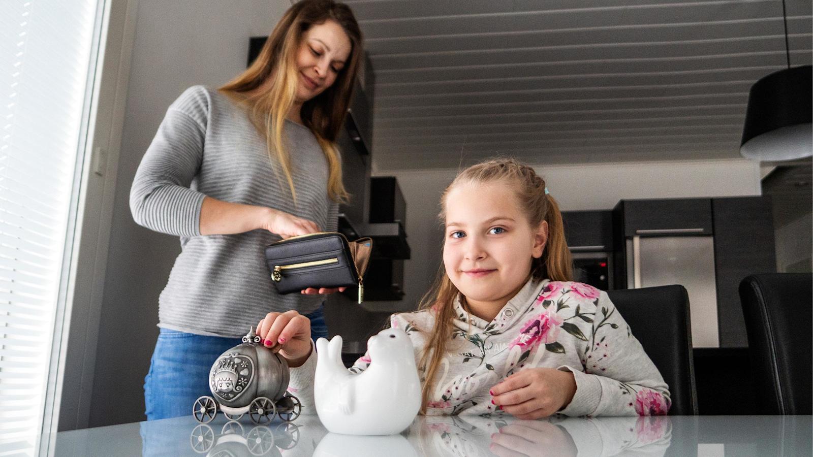 Rahankäyttöä opettelevalla Mila Halmisella on kaksi säästöpossua.