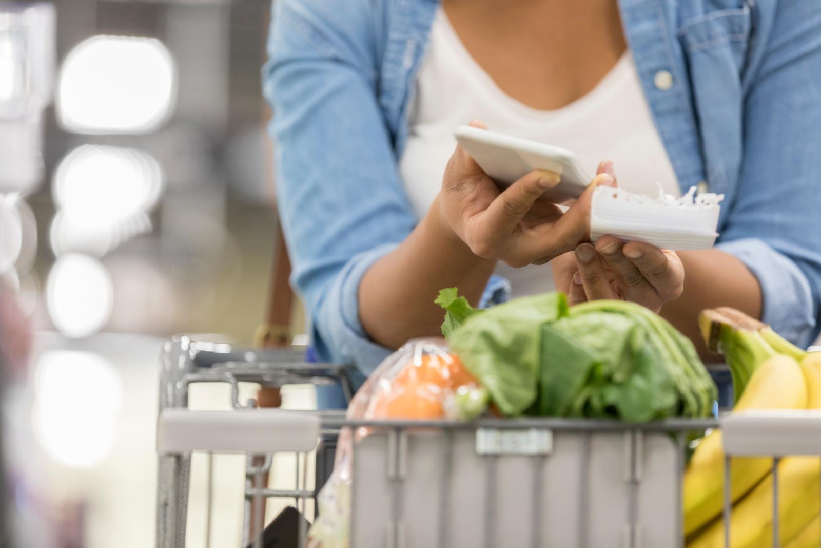 Ostoskärryssä kasviksia