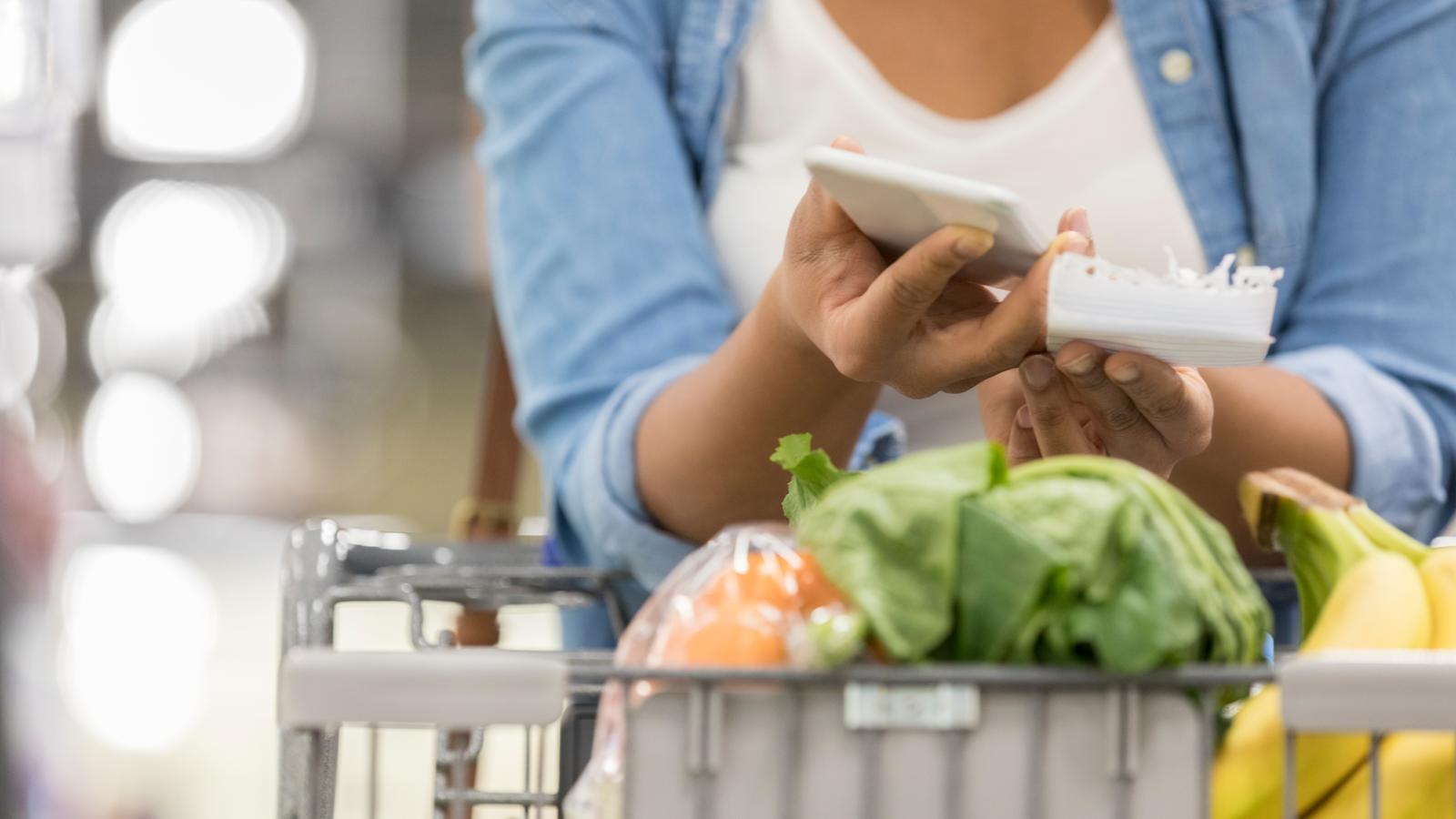 Ostoskärryssä kasviksia