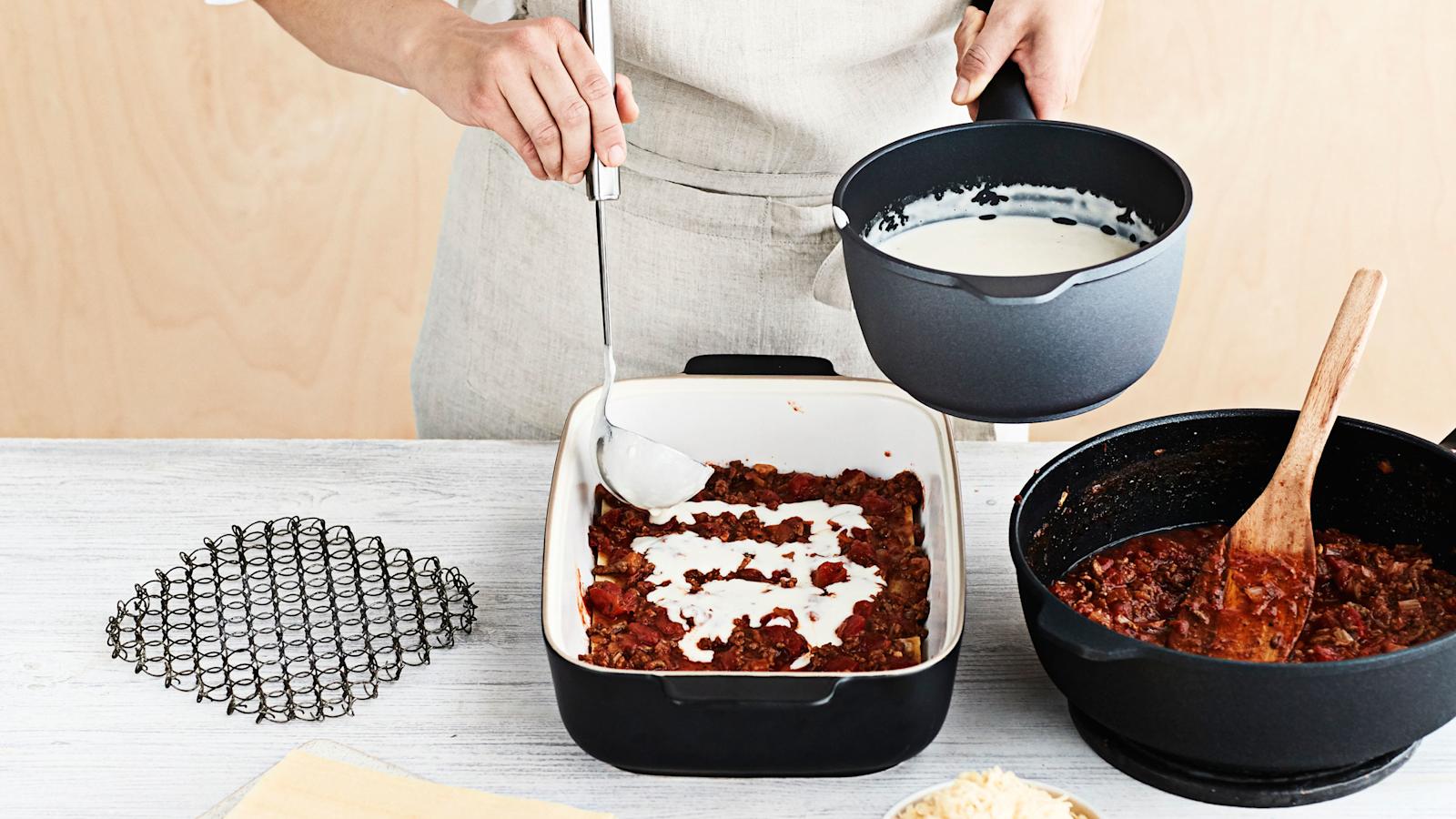 Säädä uuni 200 asteeseen. Kokoa lasagne vuokaan. Levitä alimmaksi kerros jauhelihakastiketta. Laita päälle kerros lasagnelevyjä, jauhelihakastiketta ja juustokastiketta. Tee näin seuraavat kerrokset.