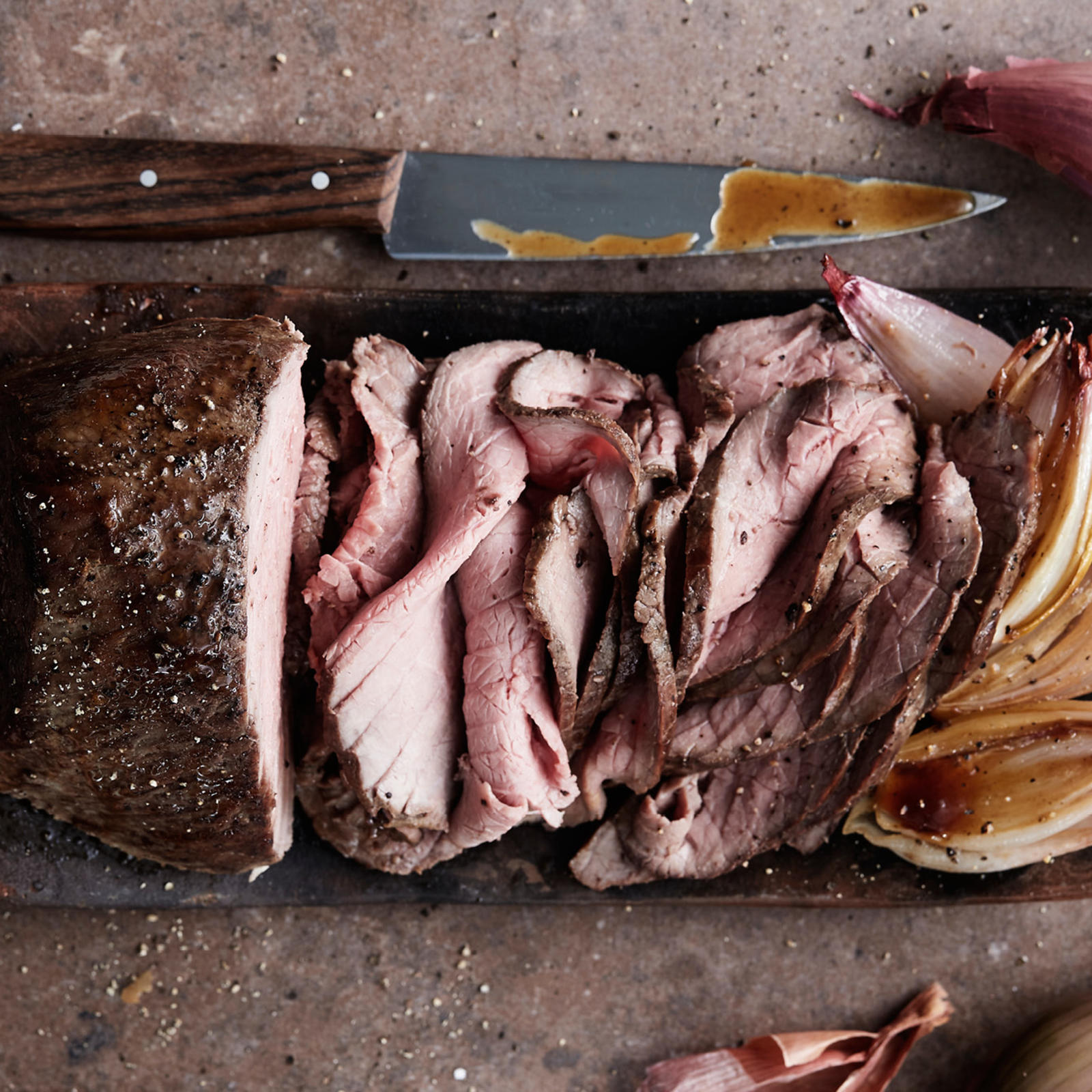 Naudanpaisti karamellisoiduilla sipuleilla