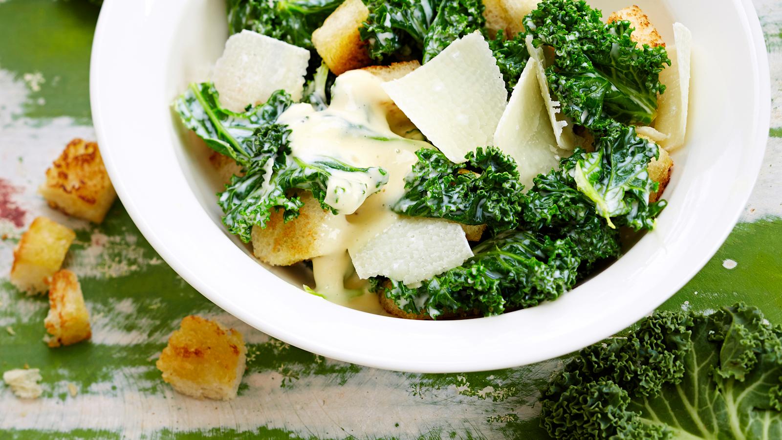 Lehtikaalia voi hyödyntää monipuolisesti esimerkiksi salaateissa, pastoissa ja piirakoissa.