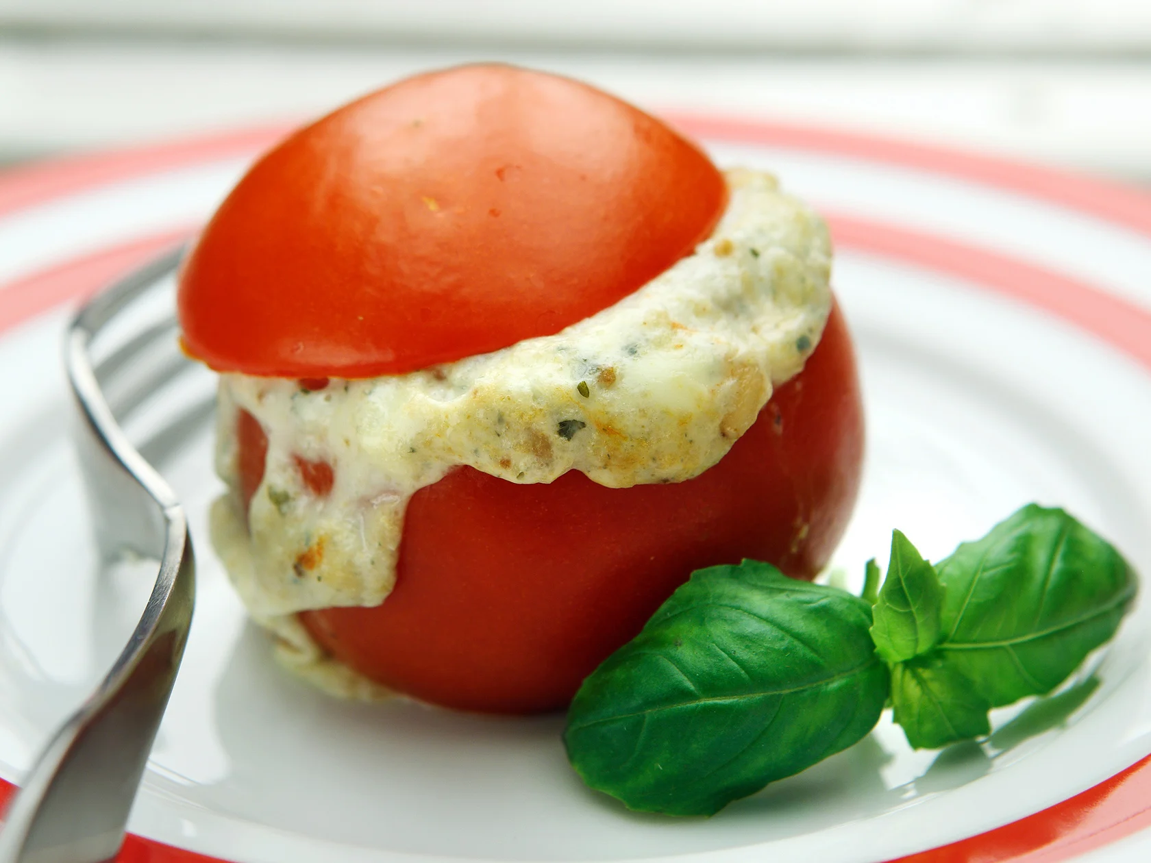 Sinihomejuustolla täytetyt tomaatit