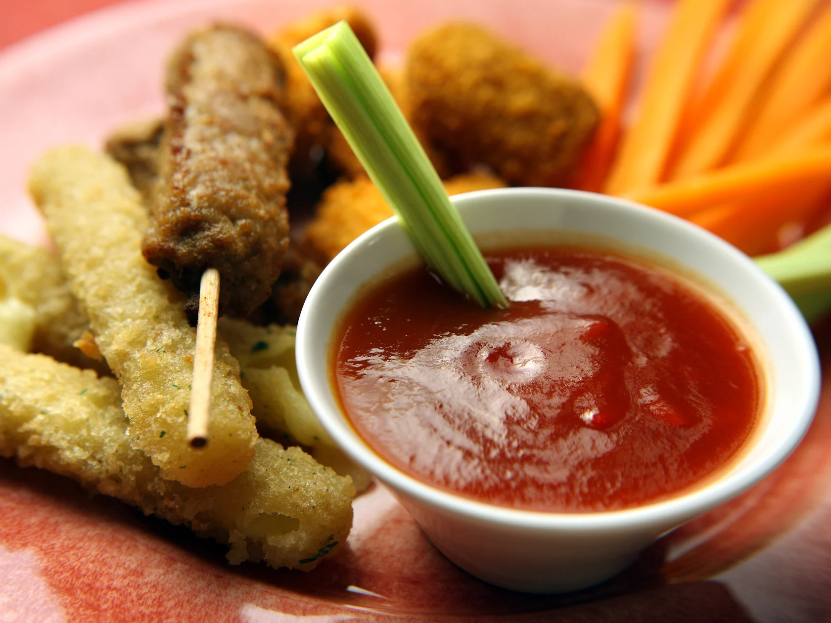 Tulinen hapanimeläkastike