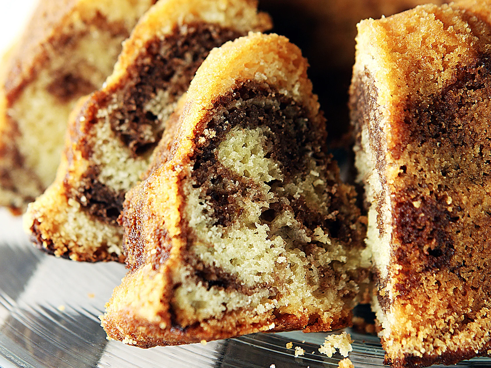 Sitruuna-salmiakkitiikerikakku