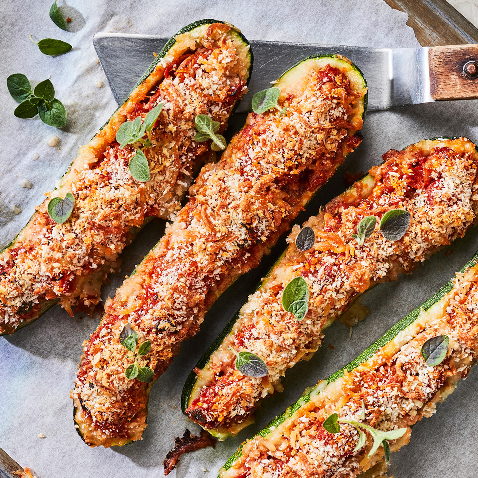 Kesäkurpitsaveneet chorizolla