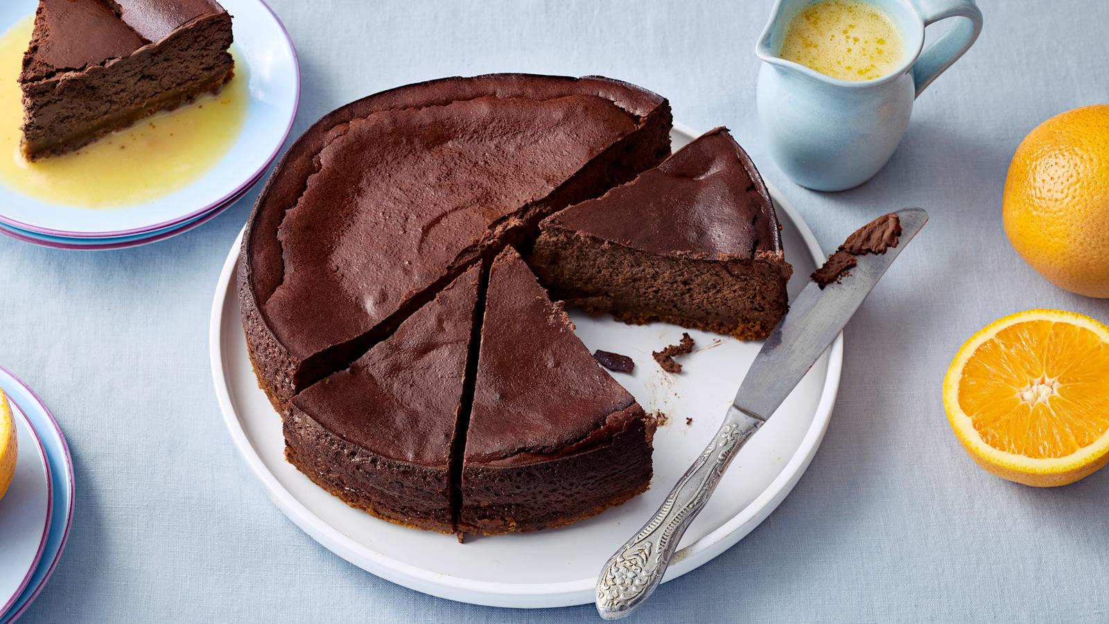 Amerikkalainen suklaajuustokakku ja appelsiinikastike