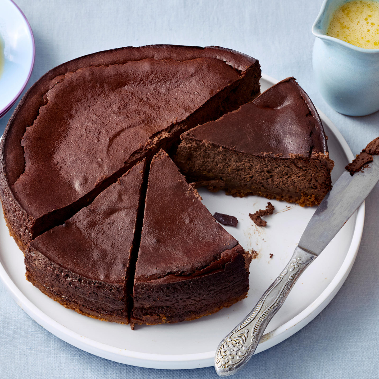 Amerikkalainen suklaajuustokakku ja appelsiinikastike