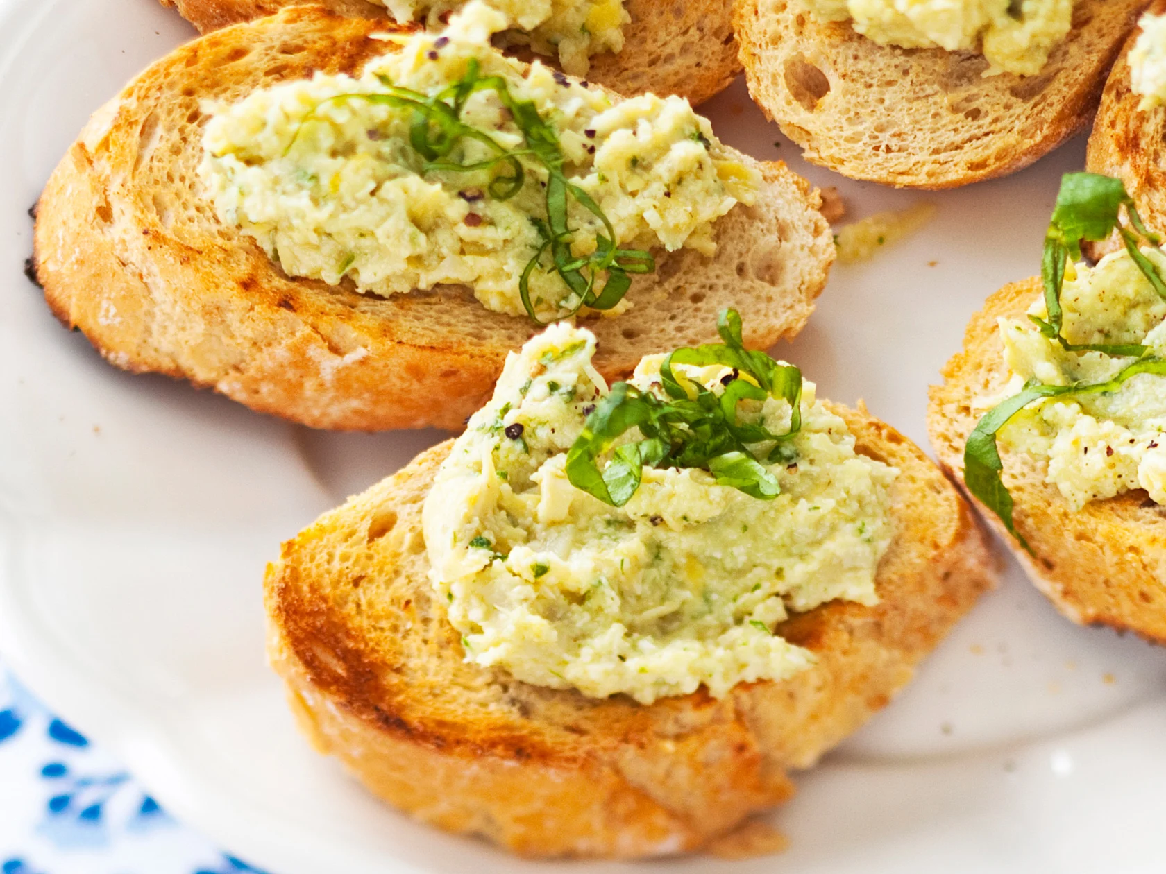 Artisokkapestoleipäset