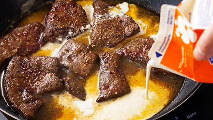 Sekoita kermaan vehnäjauhot ja lisää pannulle. Keitä 5–10 minuuttia. Kokeile maksan kypsyyttä. Maksa saa jäädä sisältä punertavaksi. Mausta suolalla.