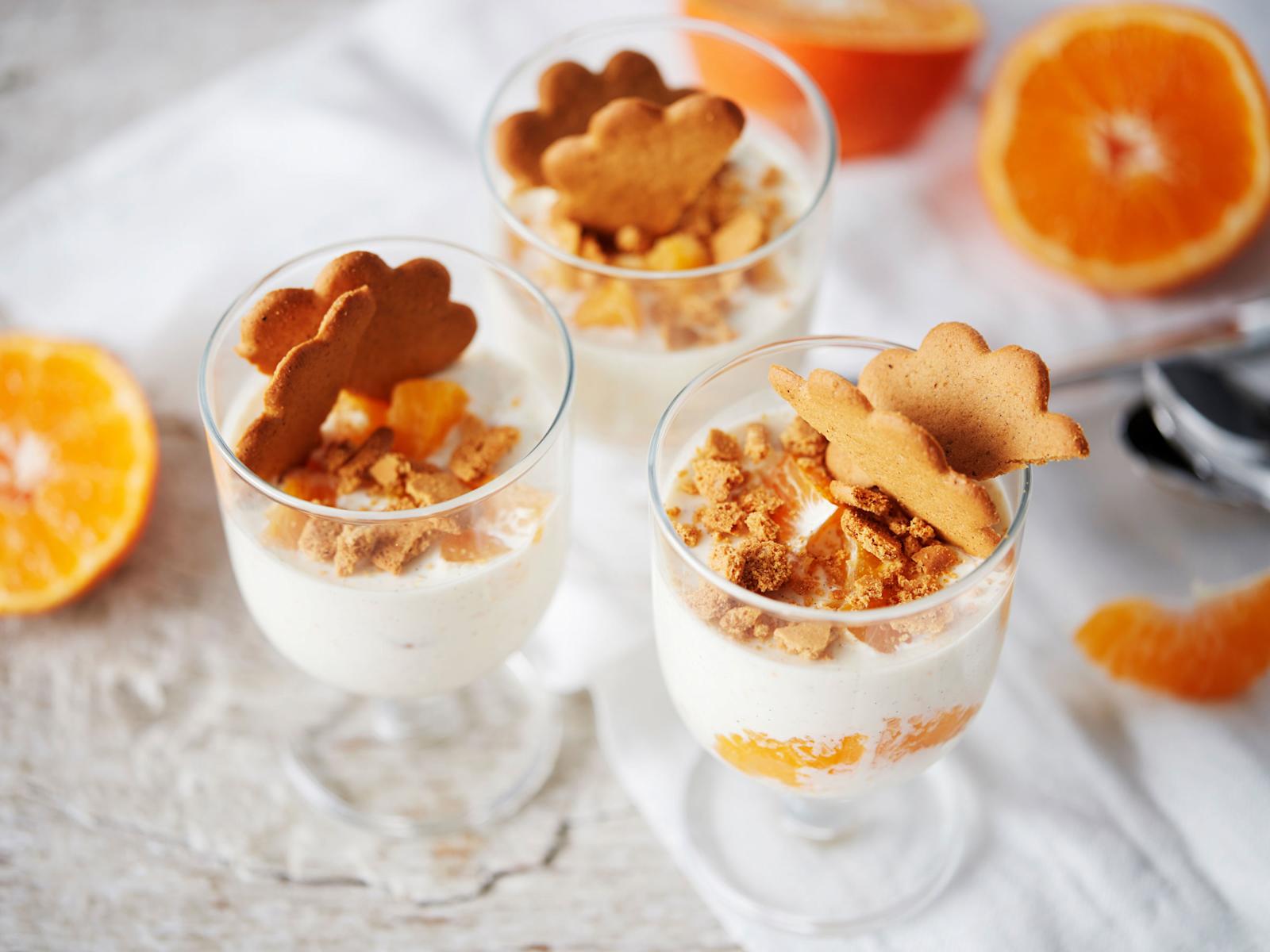 Pipareilla kruunattu klementiinipannacotta