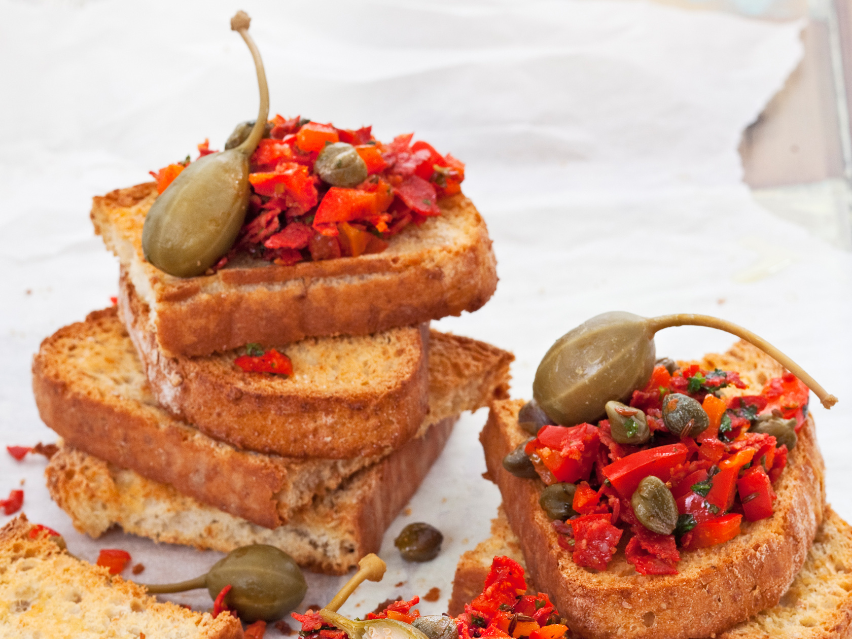 Lämpimät paprika-makkaraleivät