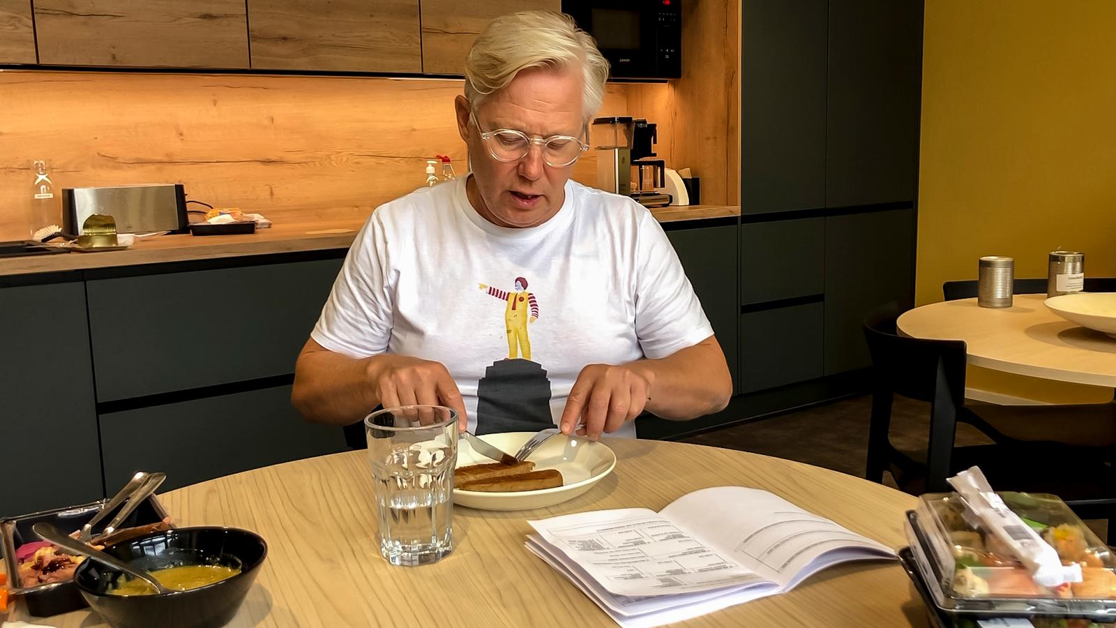 Kisan tuomaristoon kuuluva Jyrki Sukula maistaa finalistien tuotteita.