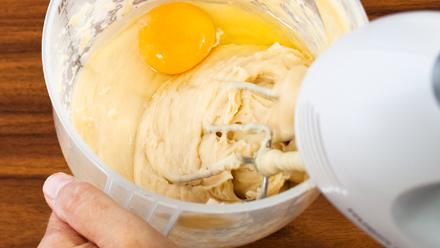 Lisää munat yksitellen taikinaan ja sekoita sähkövatkaimella voimakkaasti vatkaten jokaisen munan jälkeen.