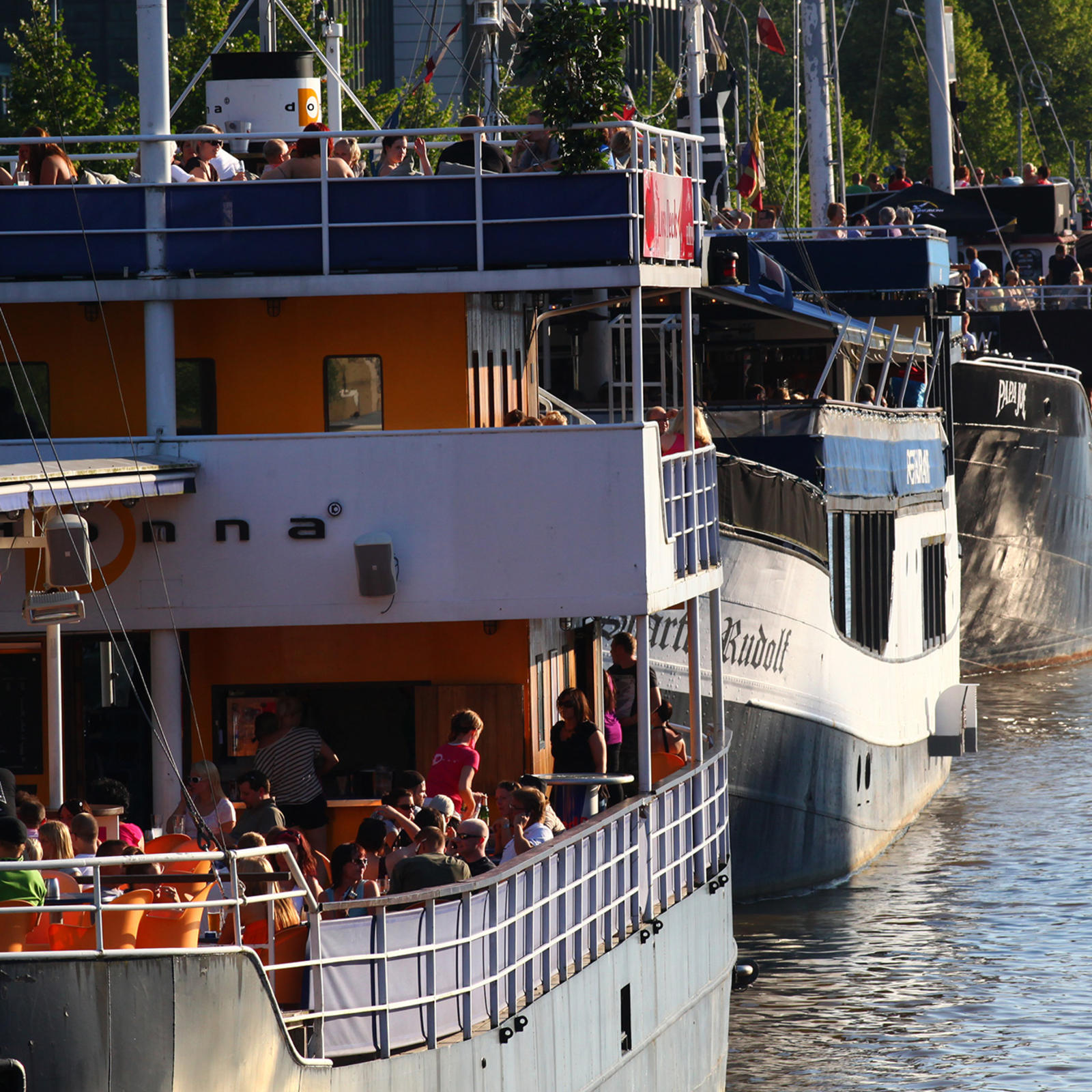 Turkua halkova Aurajoki kerää ihmisiä yhteen nauttimaan kaupungin tunnelmasta.