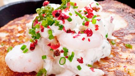 Katkaraputahna: Sulata katkaravut. Sekoita kaikki ainekset keskenään. Savulohitahna: Hienonna lohi. Sekoita kaikki ainekset keskenään.