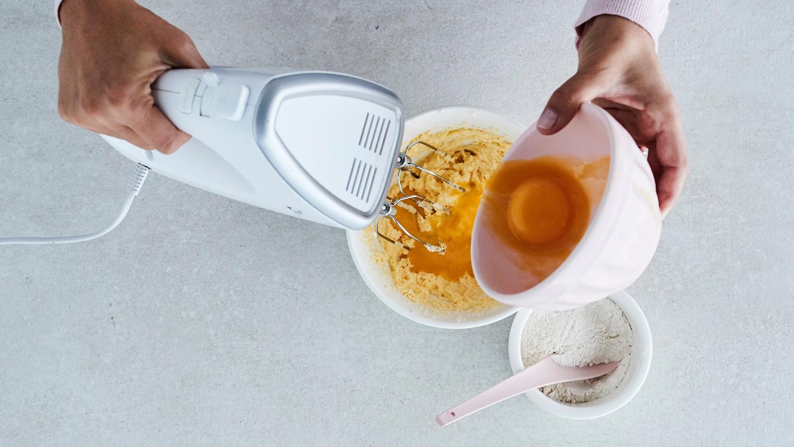 Lisää keltuaiset yksitellen samalla vatkaten