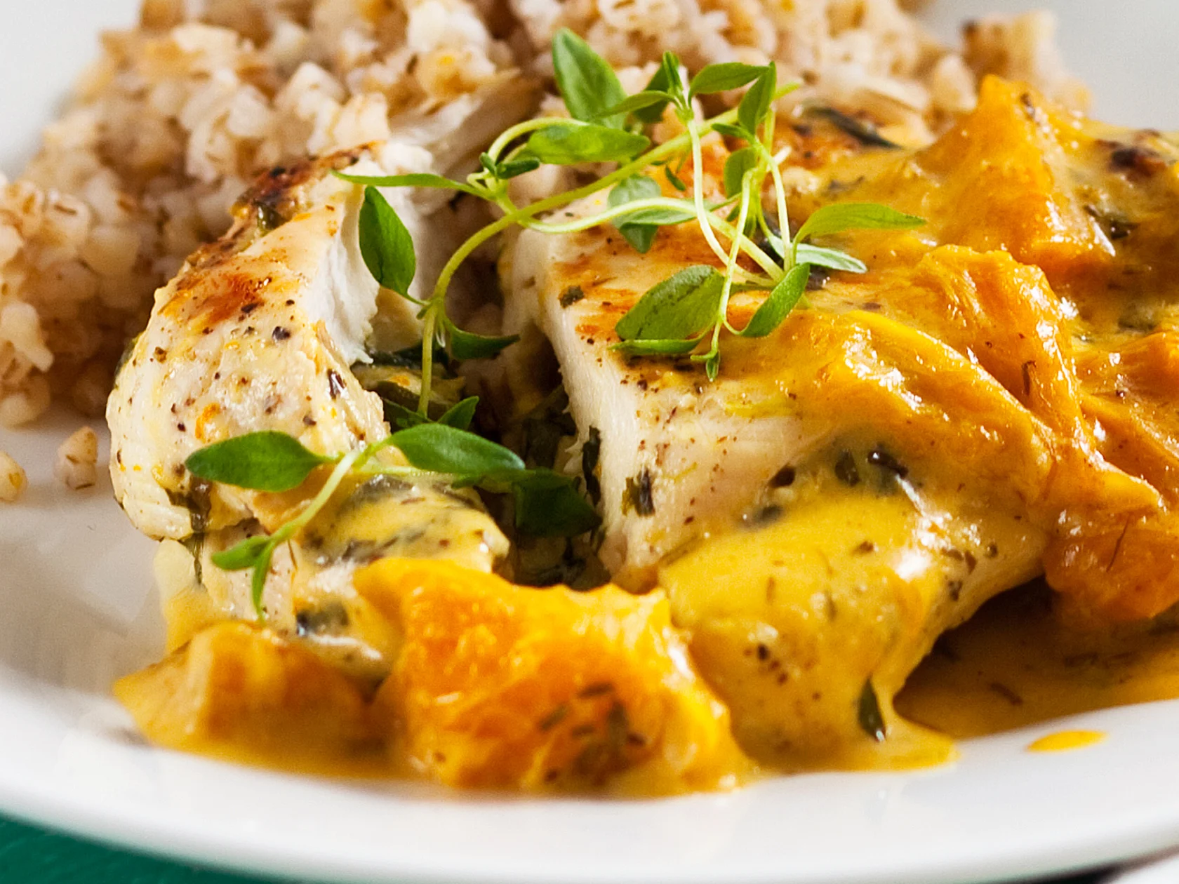 Täytetyt broilerinleikkeet ja appelsiinikastike