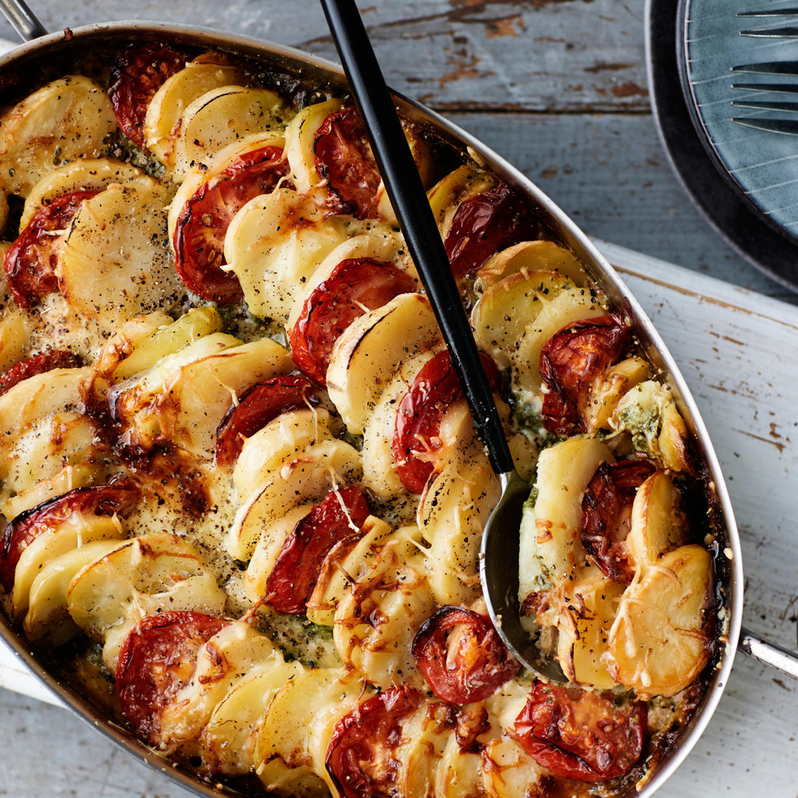 Juustoinen tonnikala-pinaattivuoka